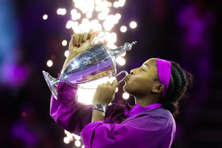 Petenis unggulan ketiga Gauff menang tipis atas petenis unggulan ketujuh Zheng dengan skor 3-6, 6-4, 7-6(2) dalam tiga jam empat menit, menjadi pertandingan final terpanjang di WTA Finals sejak catatan waktu mulai
dihitung pada 2008.