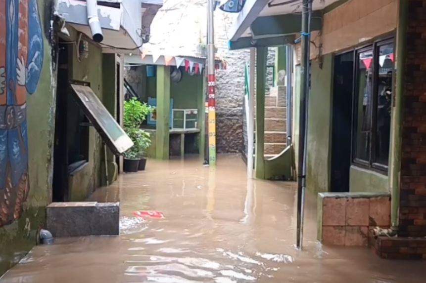 Debit air di pintu air Katulampa, Bogor, yang mencapai pada level siaga 3 pada Sabtu, 9 November 2024 malam, membuat debit air di kali Ciliwung meningkat, akibatnya pemukiman di Kebon Pala, Kamoung Melayu, Jakarta Timur, terendam banjir.