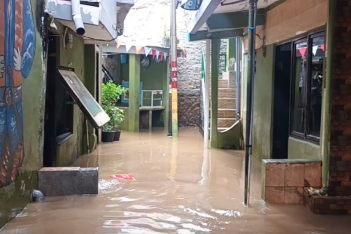 Debit air di pintu air Katulampa, Bogor, yang mencapai pada level siaga 3 pada Sabtu, 9 November 2024 malam, membuat debit air di kali Ciliwung meningkat, akibatnya pemukiman di Kebon Pala, Kamoung Melayu, Jakarta Timur, terendam banjir.