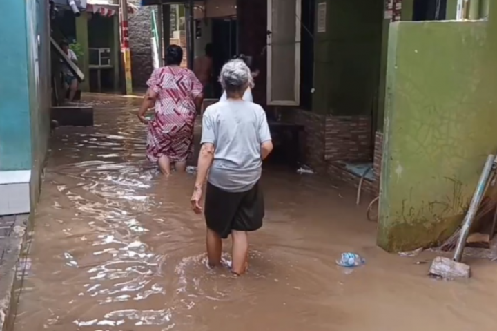 Permukiman warga di kawasan Kebon Pala, RW04 dan RW05, Kampung Melayu, Jatinegara, Jakarta Timur terendam banjir pada Minggu, 10 November 2024, dengan ketinggian mencapai 1 meter. Banjir diakibatkan dari luapan aliran kali Ciliwung yang sudah tidak dapat menampung air kiriman Bogor, Jawa Barat.