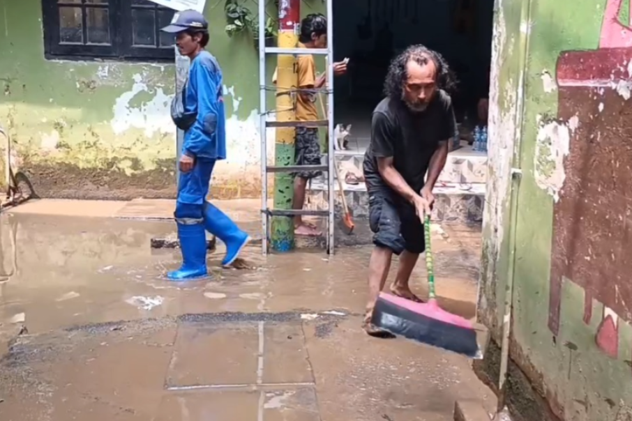 Menurut Ketua RT 13/RW 04 Sanusi, akibat banjir setidaknya 100 rumah warga di kawasan Kebon Pala terdampak banjir luapan Kali Ciliwung dengan ketinggian berkisar 40 hingga 1 meter.