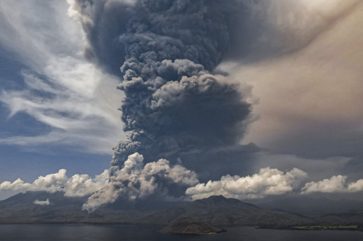 Kepala Badan Geologi Kementerian Energi dan Sumber Daya Mineral (ESDM) Muhammad Wafid di Jakarta, Sabtu, 9 November 2024, mengatakan keputusan tersebut diambil menyusul adanya peningkatan aktivitas gunung berapi yang signifikan pada 7-9 November 2024.
