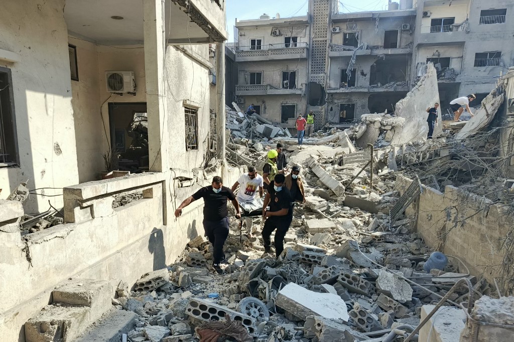 Setidaknya tujuh orang tewas di kota pesisir Tyre pada Jumat malam, kata kementerian kesehatan Lebanon. Militer Israel sebelumnya telah memerintahkan sebagian besar warga kota untuk mengungsi, tetapi tidak ada perintah yang dipublikasikan juru bicara militer Israel di media sosial X sebelum serangan di hari Jumat.