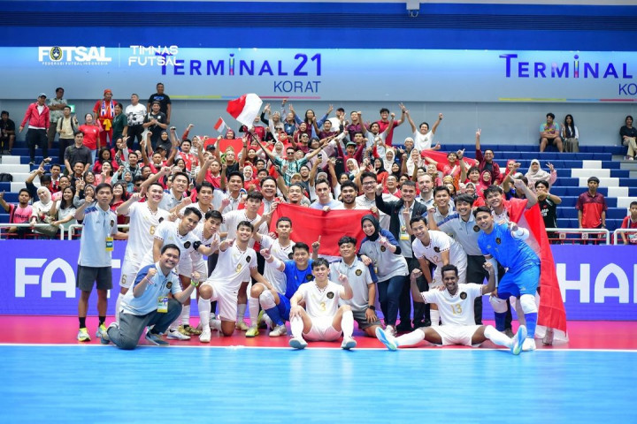 Para pemain Tim nasional futsal Indonesia  melakukan selebrasi usai memastikan diri menjadi juara Piala AFF Futsal 2024 dengan mengalahkan Vietnam 2-0 pada pertandingan final yang berlangsung di ??????Terminal 21, ?Nakhon Ratchasima, Thailand, Minggu, 10 November 2024.  