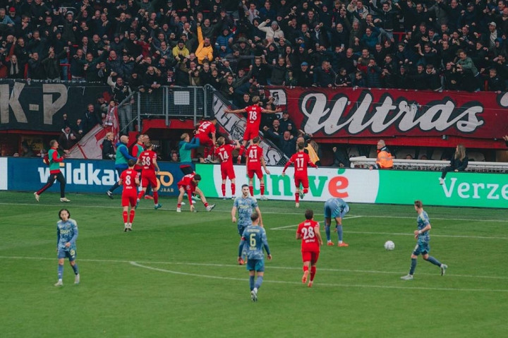 FC Twente ditahan imbang Ajax Amsterdam 2-2 dalam pertandingan pekan ke-12 Liga Belanda yang berlangsung di De Grolsch Veste, Enschede, Minggu, 10 November 2024 malam WIB.