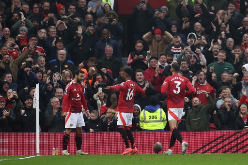 Meski meraih kemenangan, Manchester United masih tertahan di posisi ke-13 klasemen sementara Liga Inggris dengan 15 poin dari 11 pertandingan, sedangkan Leicester City berada di peringkat 15 dengan 10 poin.
