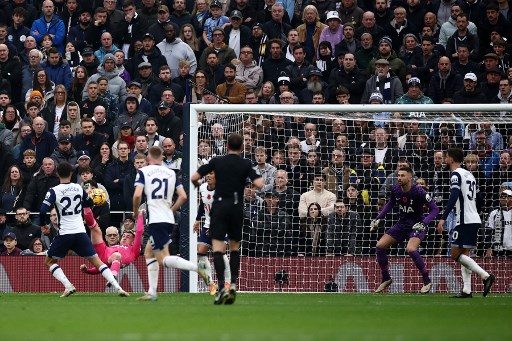 Secara mengejutkan Tottenham harus tertinggal dua gol pada babak pertama dari Ipswich Town lewat gol Sammie Szmodics dan Liam Delap. 