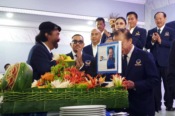 Prosesi itu ditandai dengan pemotongan tumpeng oleh Surya Paloh. Seluruh jajaran petinggi serta kader Partai NasDem turut meramaikan kegiatan tersebut.