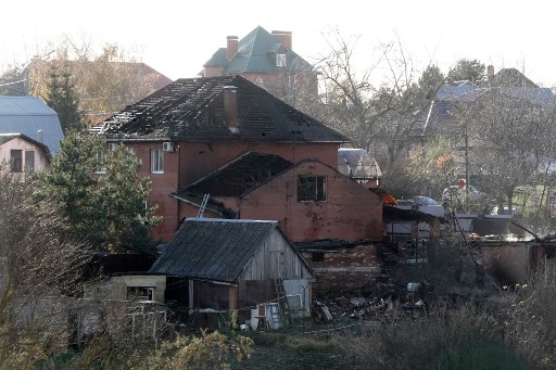 Badan transportasi udara federal Rusia mengatakan bandara Domodedovo, Sheremetyevo, dan Zhukovsky mengalihkan sedikitnya 36 penerbangan, tetapi kemudian melanjutkan operasi. 