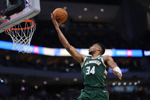 Di sisi Bucks, Giannis Antetokounmpo tampil gemilang dengan torehan 43 poin, 13 rebound, dan lima assist, meskipun tak mampu mencegah timnya dari kekalahan kedelapan dalam sembilan pertandingan terakhir.
