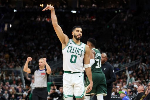 Boston Celtics sukses menundukkan Milwaukee Bucks 113-107 dalam laga NBA di FiserV Forum, Milwaukee, Senin, 11 November 2024 WIB.