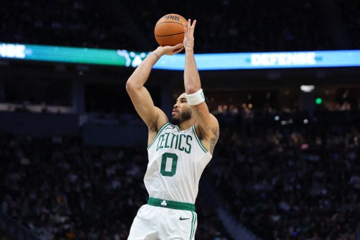 Jayson Tatum, tampil impresif dengan mencetak 31 poin, 12 rebound, dan enam assist. Tatum mengantar Celtics unggul pada lima menit akhir melalui dua lemparan bebas krusial.