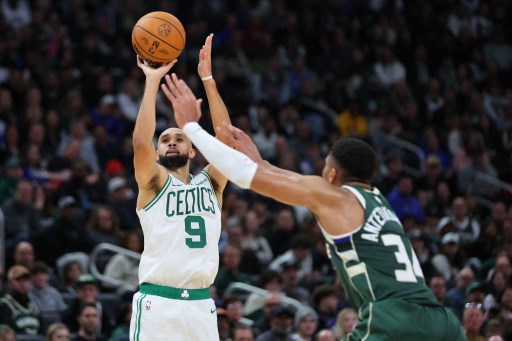 Rekan Tatum, Payton Pritchard memberikan kontribusi signifikan dengan 18 poin, disusul oleh Jrue Holiday dan Derrick White yang masing-masing mencetak 15 poin. Jaylen Brown, yang baru kembali dari cedera pinggul setelah absen empat laga, menambah 14 poin bagi Celtics.