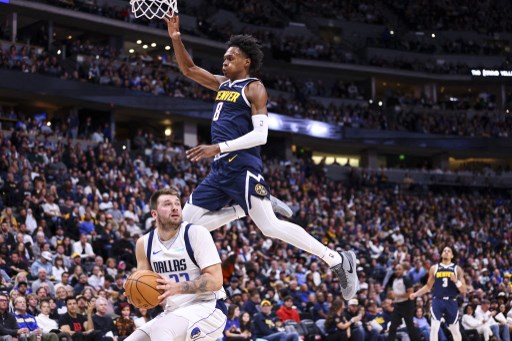 Dallas Mavericks, yang diperkuat Kyrie Irving dengan performa terbaiknya musim ini mencetak 43 poin, serta Luka Doncic dengan tambahan 24 poin, berjuang keras menjaga ritme pertandingan. Daniel Gafford turut menyumbang 16 poin untuk Dallas.