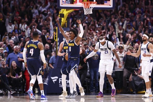Denver Nuggets berhasil mengamankan kemenangan kelima berturut-turut usai mengalahkan Dallas Mavericks 122-120 dalam pertandingan ketat di Ball Arena, Denver, Senin, 11 November 2024 WIB.