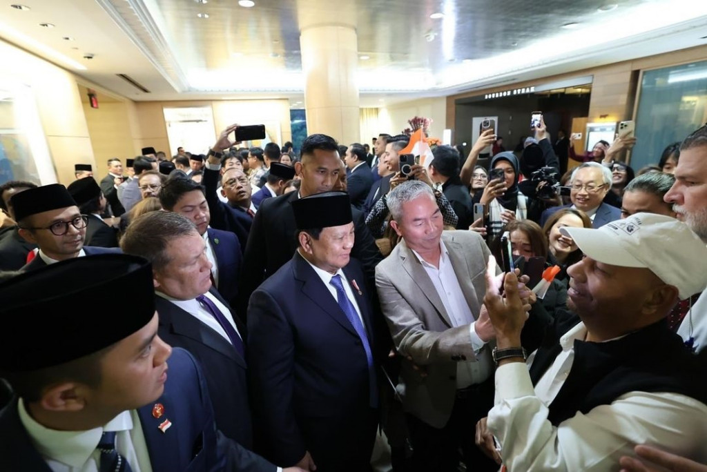 Adapun mahasiswa program Master of Science in Biotechnology dari Johns Hopkins University, Muhammad Yusuf Atthariq Azof, mengaku senang bisa melihat Prabowo. “Saya berharap tenaga riset Indonesia bisa lebih maju dan semoga orang-orang ingin melanjutkan pendidikan di tingkat riset,” ucap Yusuf.