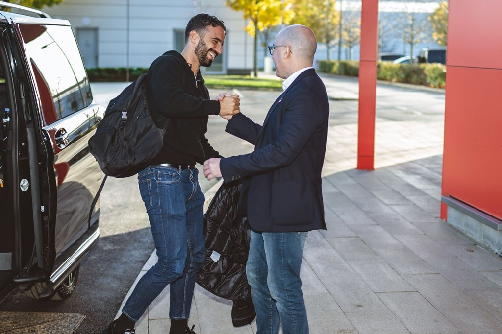 Pelatih baru Manchester United Ruben Amorim tiba di komplek latihan klub tersebut di Carrington, Senin, 11 November 2024 waktu setempat. Dia juga memboyong jajaran staf dari Sporting CP.