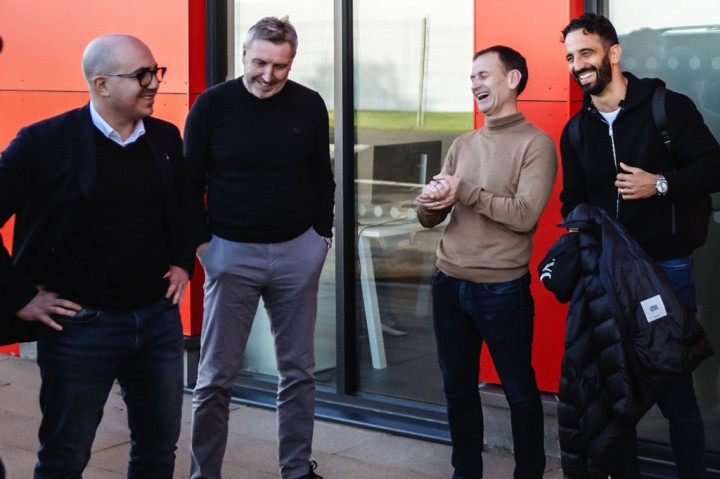Amorim disambut CeO MU Omar Berrada, direktur olahraga dan Ashworth, dan direktur teknik Jason Wilcox.
