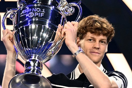 Jannik Sinner merayakan keberhasilannya meraih penghargaan No.1 ATP akhir tahun dengan emosional di hadapan penonton Inalpi Arena ATP Finals, di Turin, Italia, Senin, 11 November 2024 malam waktu setempat.