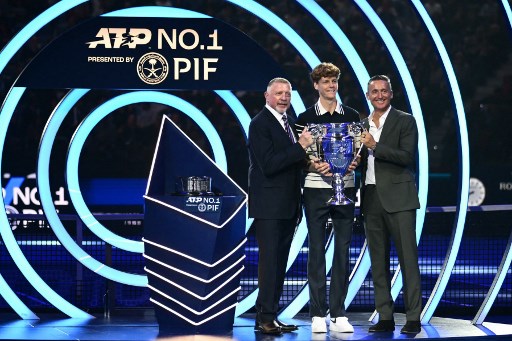 Sinner menerima penghargaan dari Ketua ATP Andrea Gaudenzi dan legenda tenis asal Jerman Boris Becker.