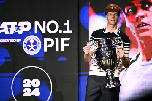 Pada 10 Juni, Sinner menjadi petenis Italia pertama -- baik putra maupun putri -- yang mencapai peringkat satu dunia tunggal sejak pemeringkatan terkomputerisasi diperkenalkan pada 1973. Ia tidak pernah melepaskan posisinya sejak saat itu.