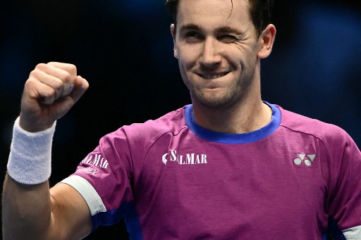 Petenis Norwegia Casper Ruud berhasil mengklaim kemenangan perdana atas Top 3 di lapangan keras, usai mengalahkan Carlos Alcaraz pada pertandingan pembuka ATP Finals di Turin, Italia, Senin, 11 November 2024 malam waktu setempat.
