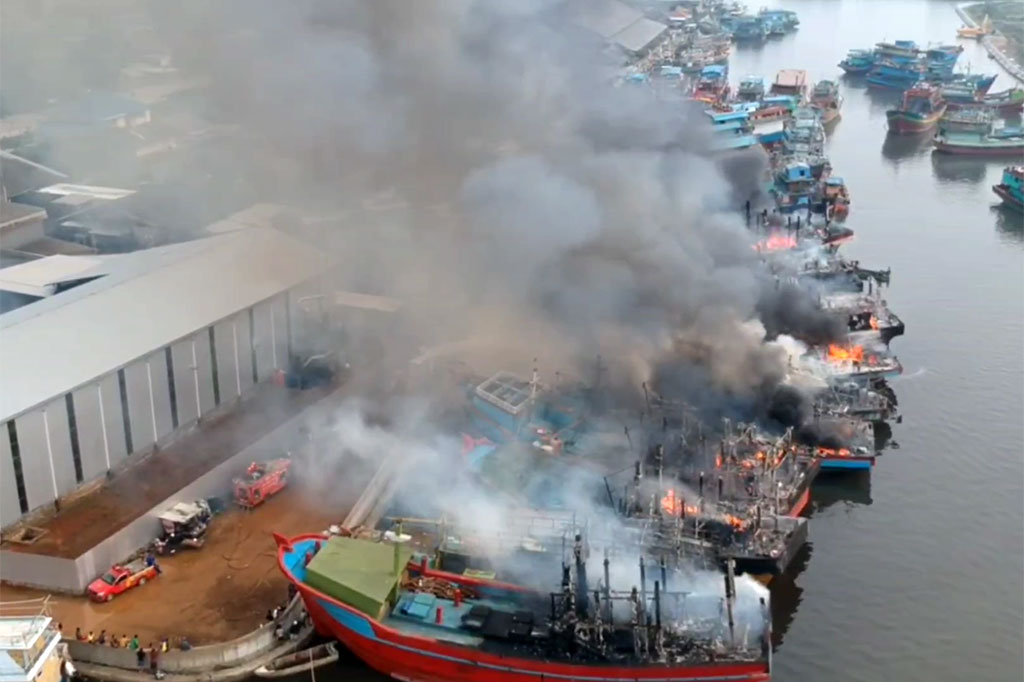 Belasan kapal yang bersandar di tempat tambat labuh dekat TPI Kota Pekalongan, Jawa Tengah, terbakar. Kapal-kapal yang terbakar tersebut sebagian baru pulang dari melaut dan sebagian lagi kapal baru yang sedang dalam tahap penyelesaian.
