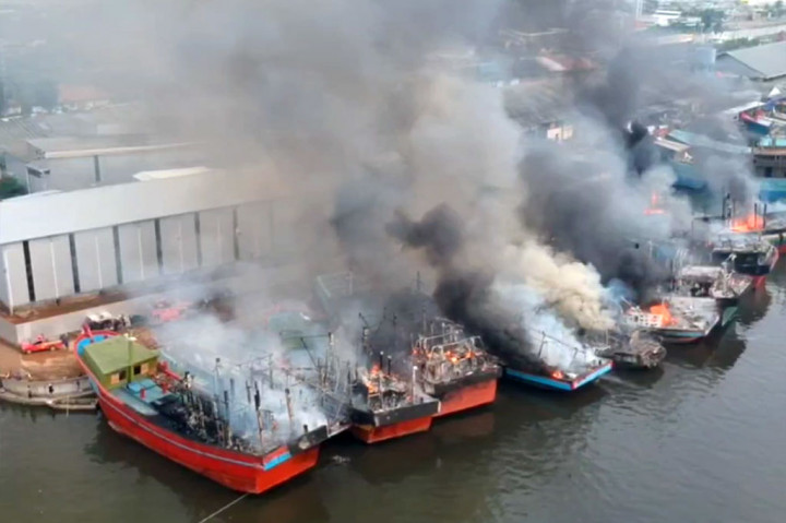 Dari informasi warga api pertama kali berkobar pada Selasa, 12 November 2024 dini hari tepatnya pukul 02.30 WIB, dan penyebab kebakaran berasal dari salah satu kapal yang baru tiba untuk bersandar. Percikan api dari kapal tersebut kemudian menyambar kapal lainnya.