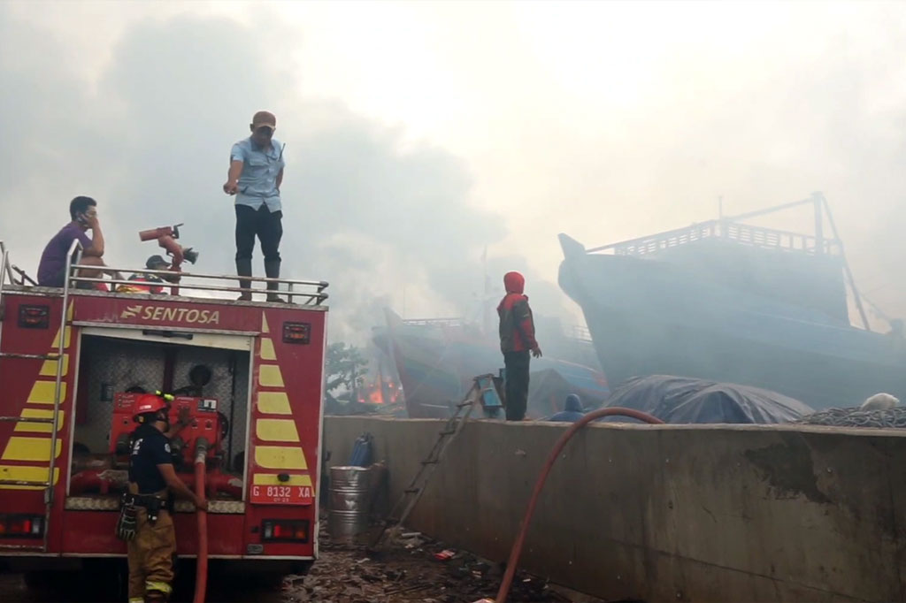 Ia menyebut jumlah kapal yang terbakar mencapai 13 unit dan sejauh ini belum seluruhnya bisa diidentifikasi nama kapal dan pemiliknya. Pihaknya masih fokus berusaha memadamkan api yang sampai saat ini masih terbakar.