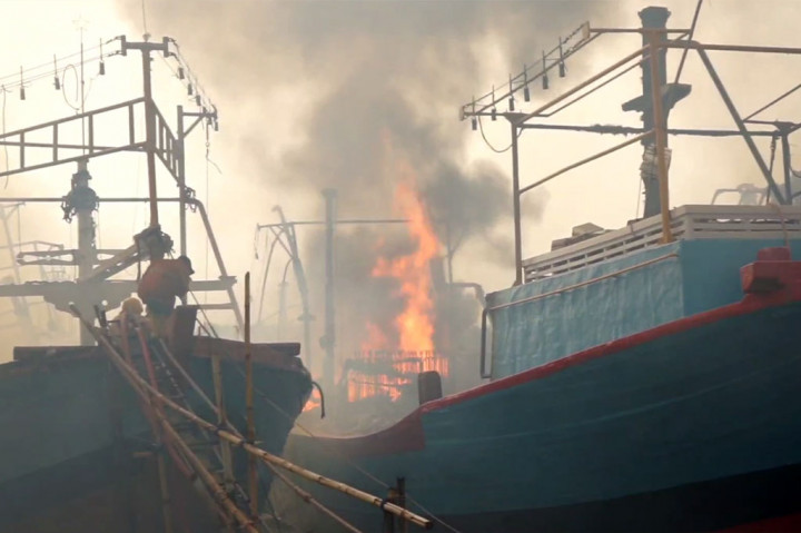 Demikian juga dengan jumlah kerugian yang diderita belum bisa dihitung. Adapun jumlah kendaraan pemadam kebakaran yang dikerahkan ke lokasi ada 6 unit di mana tiga di antaranya bantuan dari pemadam kebakaran Kabupaten Batang dan Pekalongan.