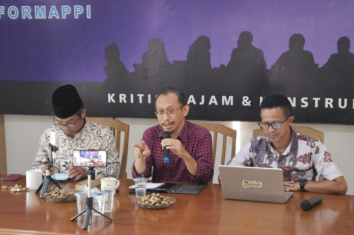 Analis politik dari Exposit Strategic, Arif Susanto memaparkannya dalam diskusi bertajuk Pilkada Jakarta Menuju Satu Putaran yang digelar Forum Masyarakat Peduli Parlemen Indonesia (Formappi) di Jakarta, Selasa, 12 November 2024.