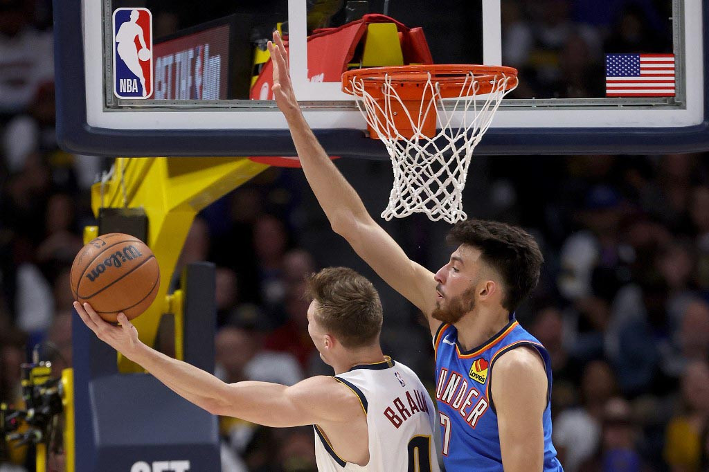 Holmgren, yang saat ini menjalani musim keduanya di NBA, mengalami cedera setelah berusaha menahan layup dari Andrew Wiggins di kuarter pertama. Pemain setinggi 2,16 meter itu langsung merasakan sakit di pinggul kanannya dan akhirnya dibantu keluar lapangan tanpa menapakkan kaki kanan, meski masih sempat memberi isyarat 'jempol' kepada penonton.