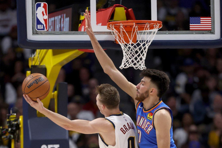 Holmgren, yang saat ini menjalani musim keduanya di NBA, mengalami cedera setelah berusaha menahan layup dari Andrew Wiggins di kuarter pertama. Pemain setinggi 2,16 meter itu langsung merasakan sakit di pinggul kanannya dan akhirnya dibantu keluar lapangan tanpa menapakkan kaki kanan, meski masih sempat memberi isyarat 'jempol' kepada penonton.