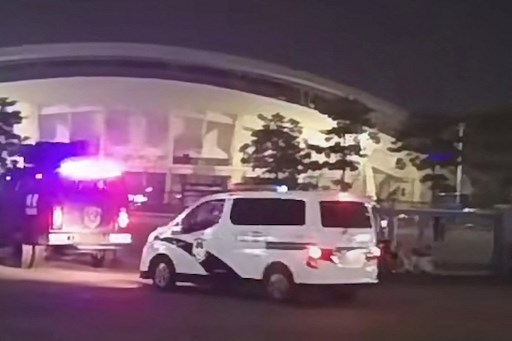 Kendaraan darurat tiba setelah seorang pengemudi menabrak kerumunan orang yang berolahraga di pusat olahraga di Zhuhai, provinsi Guangdong, Tiongkok selatan, Senin, 11 November 2024 malam.