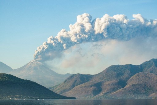 Lewotobi Laki-Laki sempat mengeluarkan lava setelah meletus, pada Selasa. Lava ini membelah menjadi dua bagian yakni arah timur laut sejauh 4,3 km dan barat barat laut sejauh 3,8 km dari pusat erupsi.