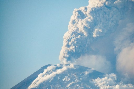 Gunung Lewotobi Laki-laki di Flores Timur, Nusa Tenggara Timur, masih terus mengalami erupsi sejak Selasa, 12 November 2024 malam hingga Rabu, 13 November pagi. 