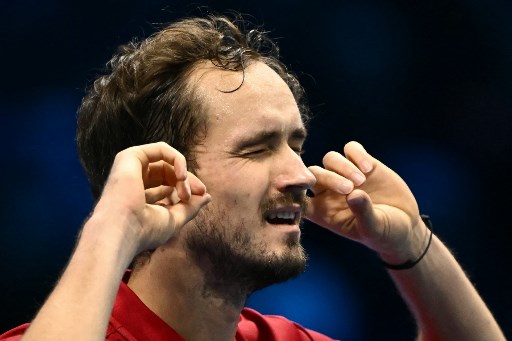 Daniil Medvedev bangkit pada fase grup turnamen penutup musim 2024 ATP Finals di Turin, Italia, dengan mengalahkan Alex de Minaur 6-2, 6-4.