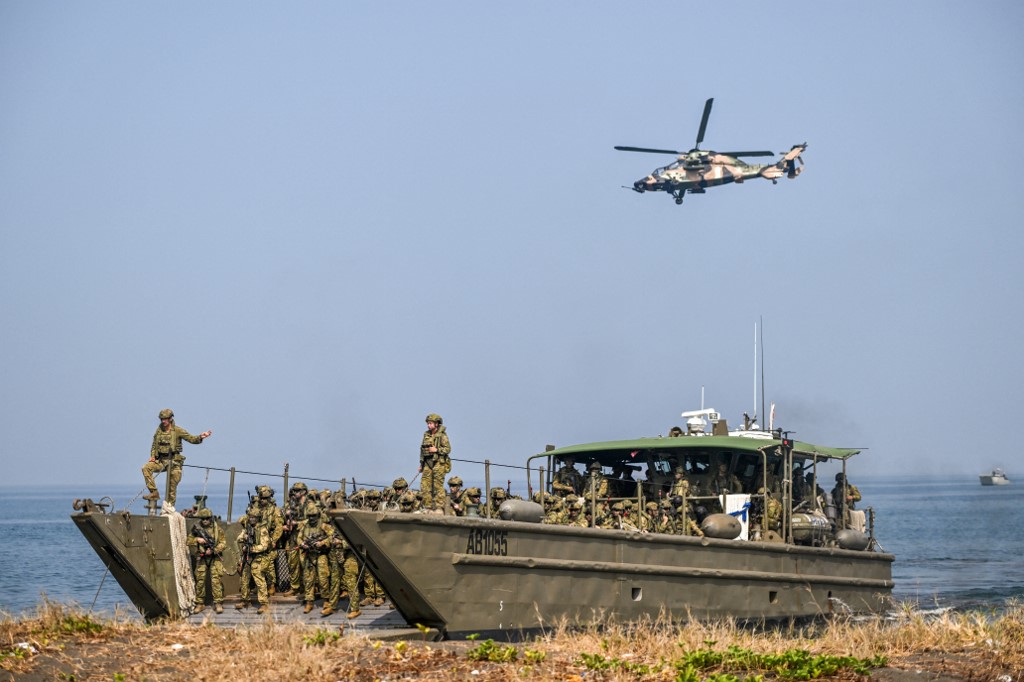 Sekitar 2.000 personel militer Angkatan Pertahanan Australia (ADF) dan Tentara Nasional Indonesia (TNI) melakukan pendaratan amfibi dalam Latihan Gabungan Bersama Keris Woomera 2024 di Pantai Banongan, Kecamatan Asembagus, Situbondo, Jawa Timur, Rabu, 13 November 2024.
