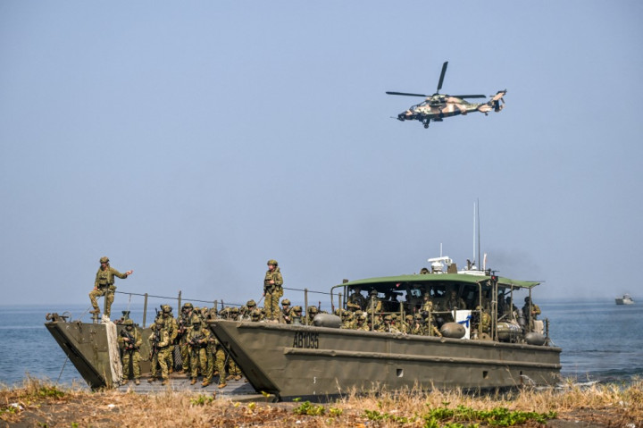 Sekitar 2.000 personel militer Angkatan Pertahanan Australia (ADF) dan Tentara Nasional Indonesia (TNI) melakukan pendaratan amfibi dalam Latihan Gabungan Bersama Keris Woomera 2024 di Pantai Banongan, Kecamatan Asembagus, Situbondo, Jawa Timur, Rabu, 13 November 2024.