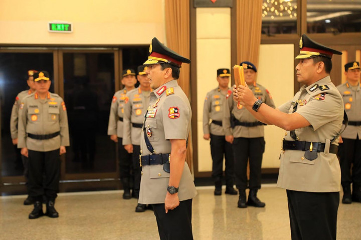 Komjen Ahmad Dofiri sebelumnya merupakan Inspektur Pengawasan Umum (Irwasum) Polri. Usai dilantik menjadi Wakapolri, Dofiri langsung menyerahkan jabatan Irwasun ke Kapolri.