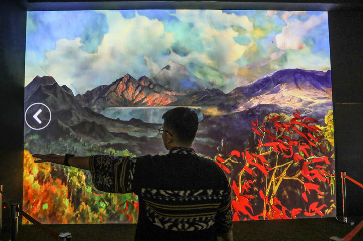 Galeri Indonesia Kaya bekerja sama dengan Gondola Team menggelar pameran lukisan karya Basoeki Abdullah yang ditampilkan secara digital pada pameran lukisan virtual bertajuk 'Indonesia Dalam Sketsa : Basoeki Abdullah' di Galeri Indonesia Kaya, Grand Indonesia, Thamrin, Jakarta Pusat. 