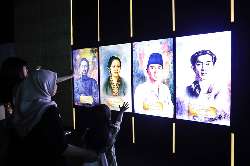 Pameran yang memberikan pengalaman virtual melalui sajian 'immersive' 14 karya yang berakar dari lukisan maestro Tanah Air Basoeki Abdullah, merupakan yang pertama di Indonesia. 