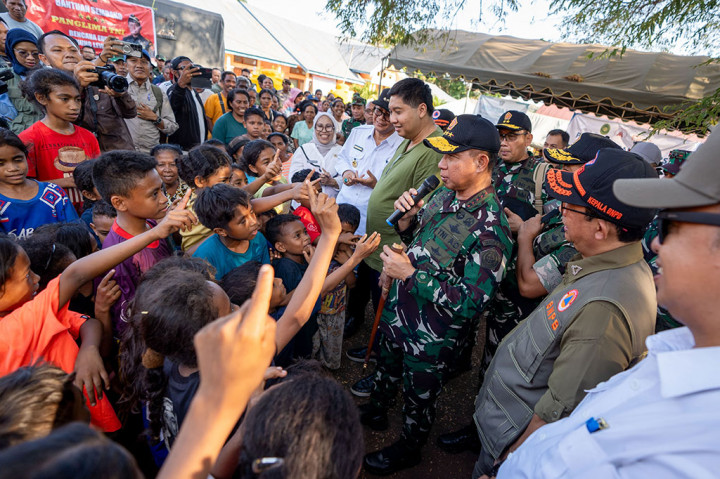 Turut mendampingi Panglima TNI di antaranya Asops Panglima TNI, Aslog Panglima TNI, Aster Panglima TNI, Pangdam IX/Udayana, Pj Gubernur NTT, Kapolda NTT, Danlanud Eltari Kupang, Danlantamal VII Kupang serta para pejabat TNI-Polri lainnya.