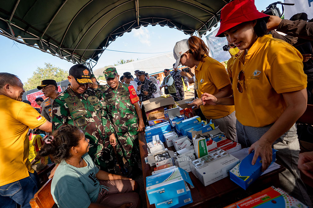 Panglima TNI Jenderal Agus Subiyanto mengunjungi warga sekaligus meninjau dan memastikan penanggulangan bencana erupsi Gunung Lewotobi Laki-laki yang berada di Dusun Kobasoma, Kecamatan Titehena dan Dusun Klatanlou Kecamatan Titehena, Flores Timur, Nusa Tenggara Timur, Rabu, 13 November 2024.