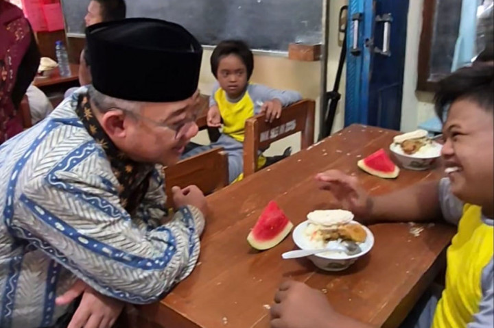 Menteri Pendidikan Dasar dan Menengah (Mendikdasmen) Abdul Mu'ti meninjau uji coba makan bergizi gratis di SD Muhammadiyah 1 Wonopeti, Kabupaten Kulon Progo, Daerah Istimewa Yogyakarta (DIY), Rabu, 13 November 2024. 
