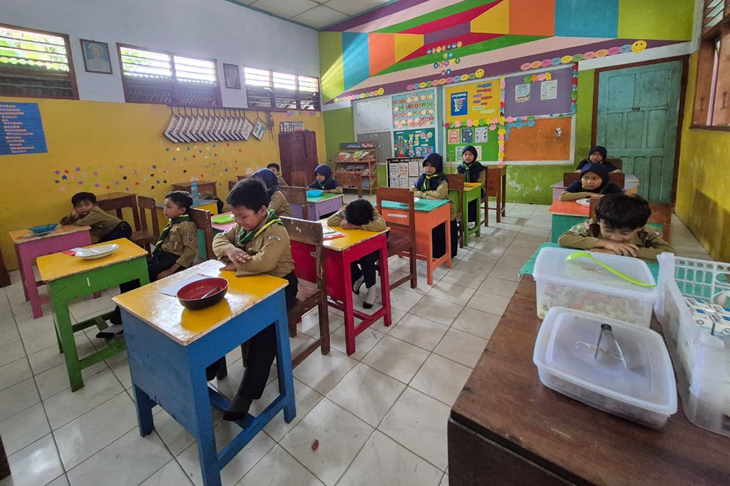 Menurutnya, pola penyajian makanan dapat membangun karakter peserta didik dengan memulai dan mengakhiri kegiatan makan dengan do'a, sedangkan pola penyajian prasmanan dapat membuat peserta didik untuk belajar antre, mengambil makan secukupnya, dan mengucapkan terima kasih.