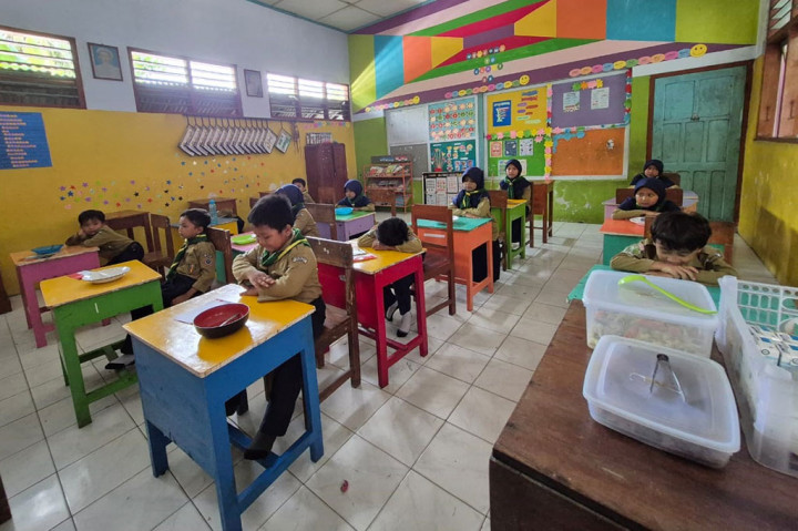 Menurutnya, pola penyajian makanan dapat membangun karakter peserta didik dengan memulai dan mengakhiri kegiatan makan dengan do'a, sedangkan pola penyajian prasmanan dapat membuat peserta didik untuk belajar antre, mengambil makan secukupnya, dan mengucapkan terima kasih.