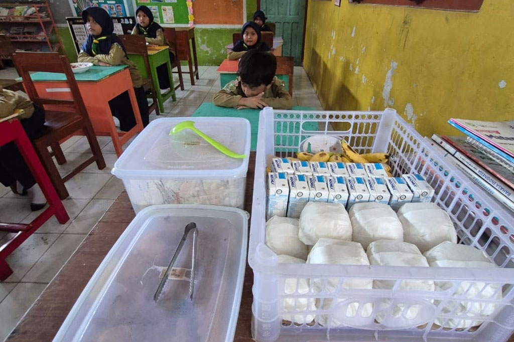 Mu'ti menambahkan Kemendikdasmen berusaha memastikan program makan bergizi gratis tersebut tidak hanya sekedar meningkatkan gizi, namun juga menjadi bagian membangun karakter peserta didik.