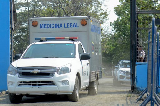 Media lokal melaporkan helikopter terbang di atas penjara saat ambulans dan kerabat narapidana, beberapa dari mereka berteriak putus asa mencari orang yang mereka cintai, bergegas ke gerbang.