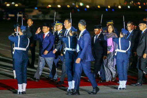 Prabowo disambut prosesi militer jajar kehormatan yang mengiringinya menuju kendaraan. Dari bandara, Presiden dan rombongan langsung menuju hotel tempatnya bermalam selama di Peru.